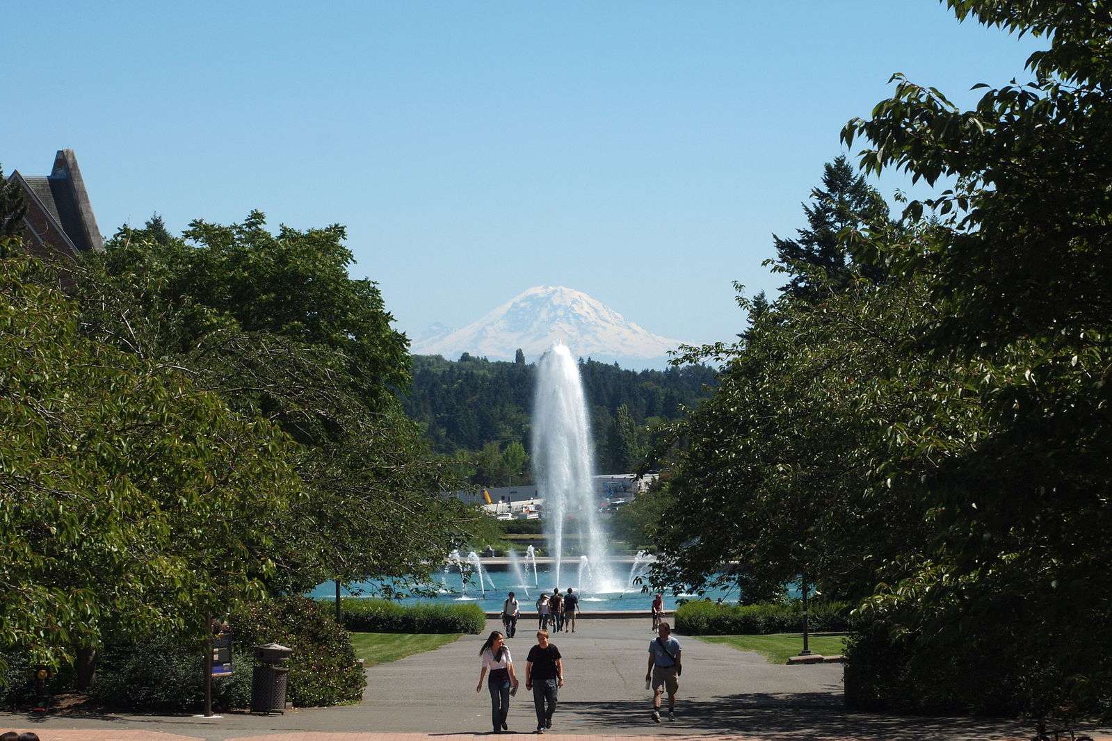 Drumheller Fountain is featured at the University of Washington with a mountain in the backdrop.